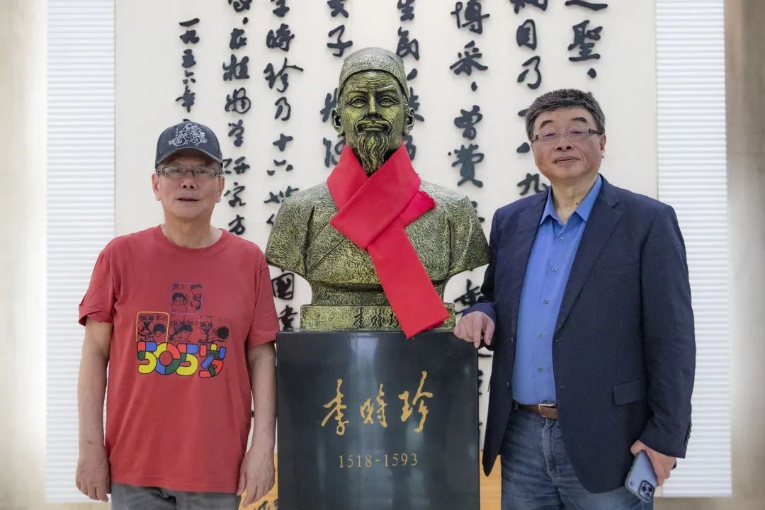 臺(tái)灣愛國學(xué)者邱毅博士蒞臨本草綱目園